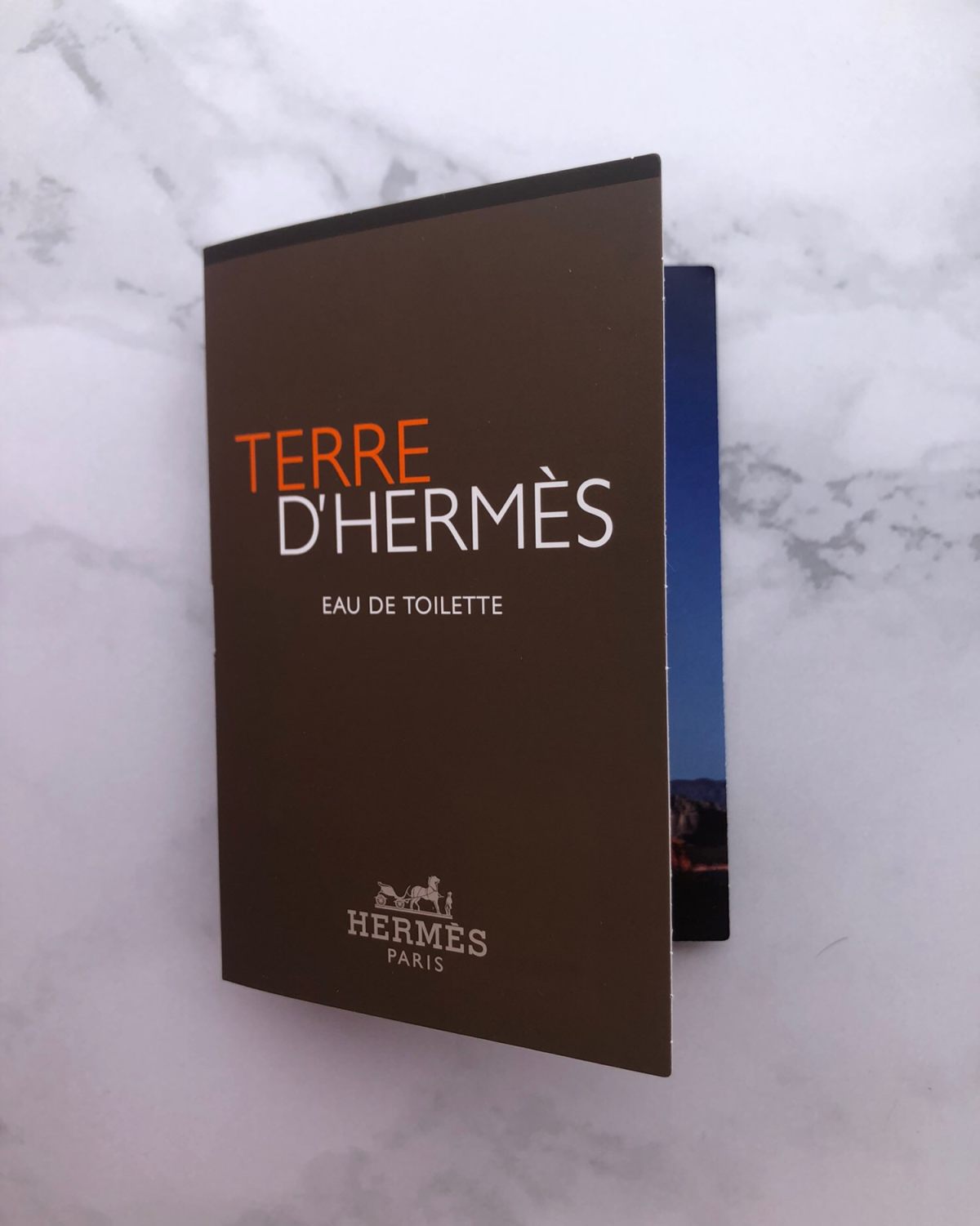 试色卡和香水 ❤️丝芙兰开箱送的小样，摸着质感挺好的哈哈哈�