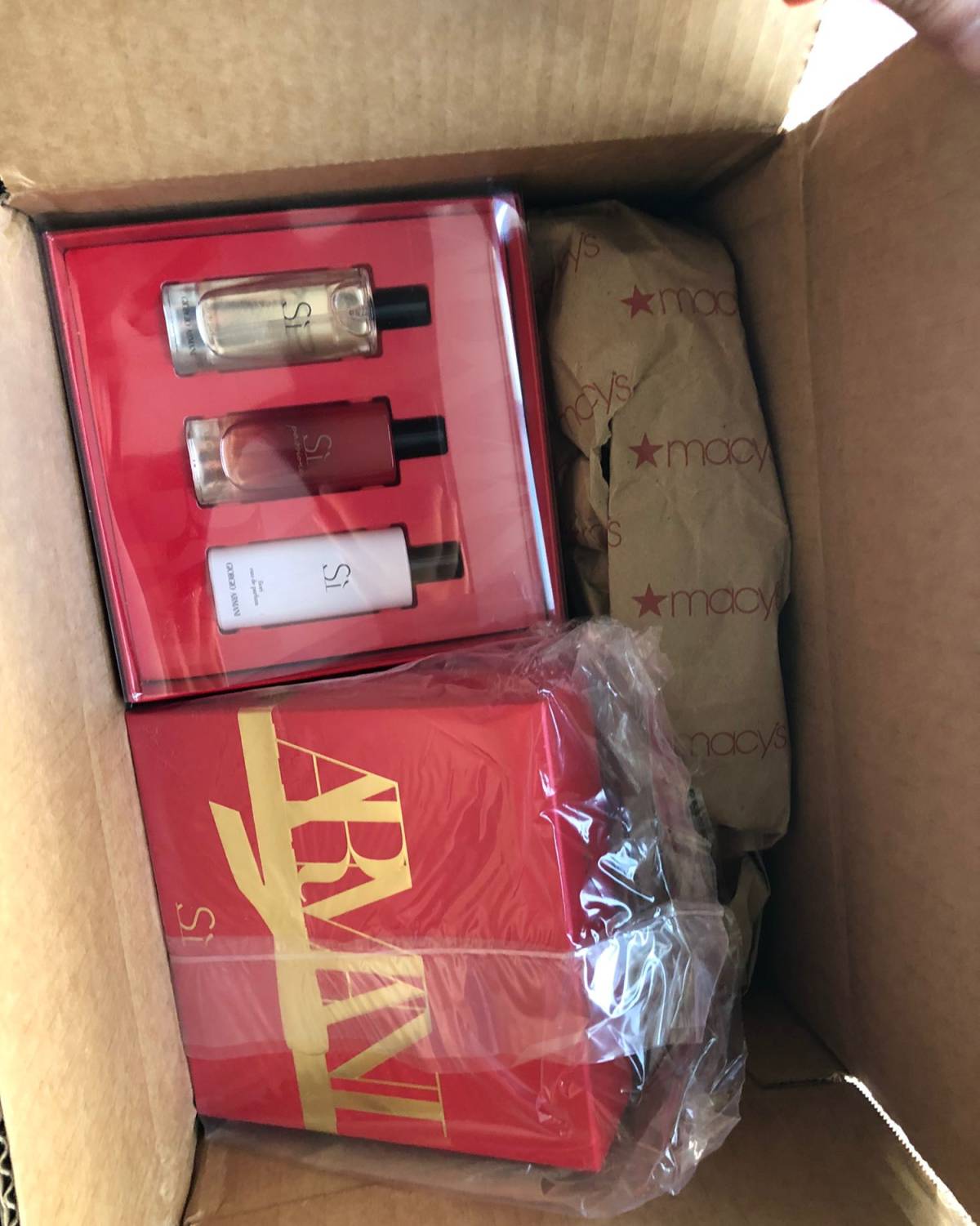 最近在美国梅西下单了阿玛尼的si香水套盒，开始只是抱着试一试