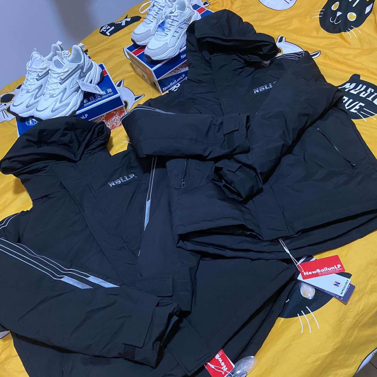 小颖的吐槽篇 想买情侣的羽绒服 在小红书看到new bala