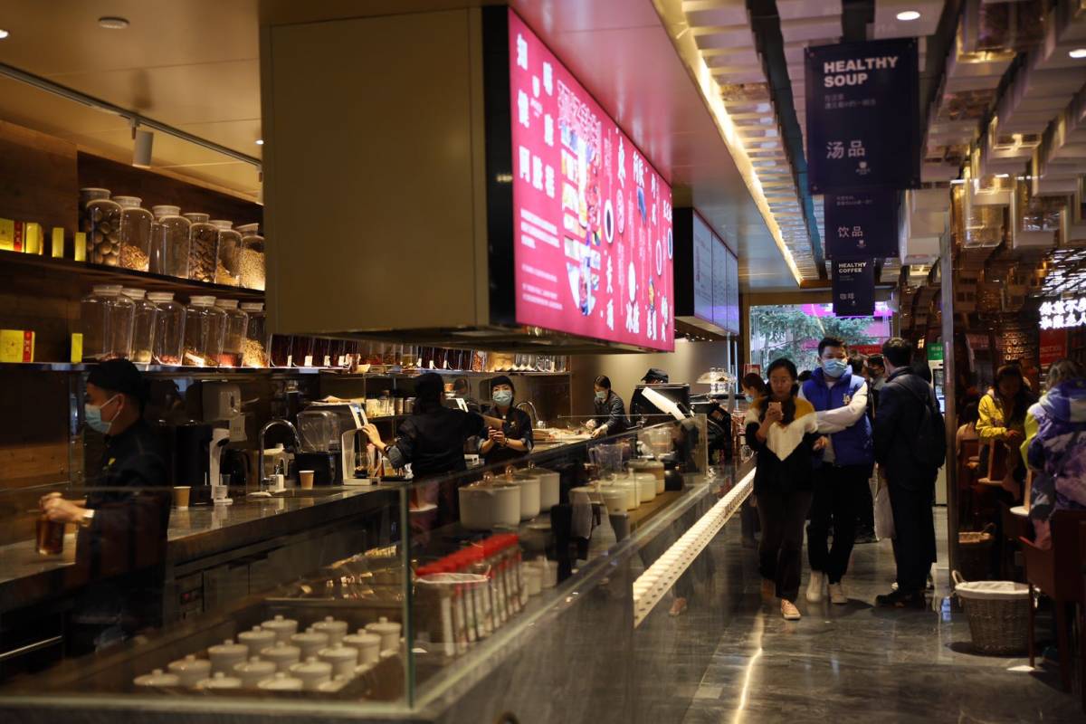 开完之前的50定来开一个24-70标变，f2.8定光圈。属于