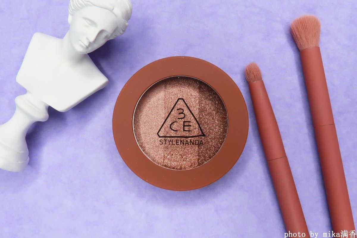 用这个三色眼影画眼妆超温柔 3CE这盘swoon我在8月份就