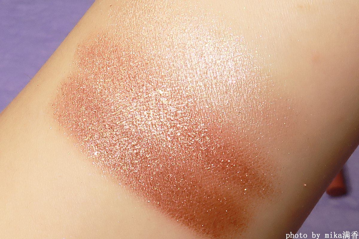 用这个三色眼影画眼妆超温柔 3CE这盘swoon我在8月份就