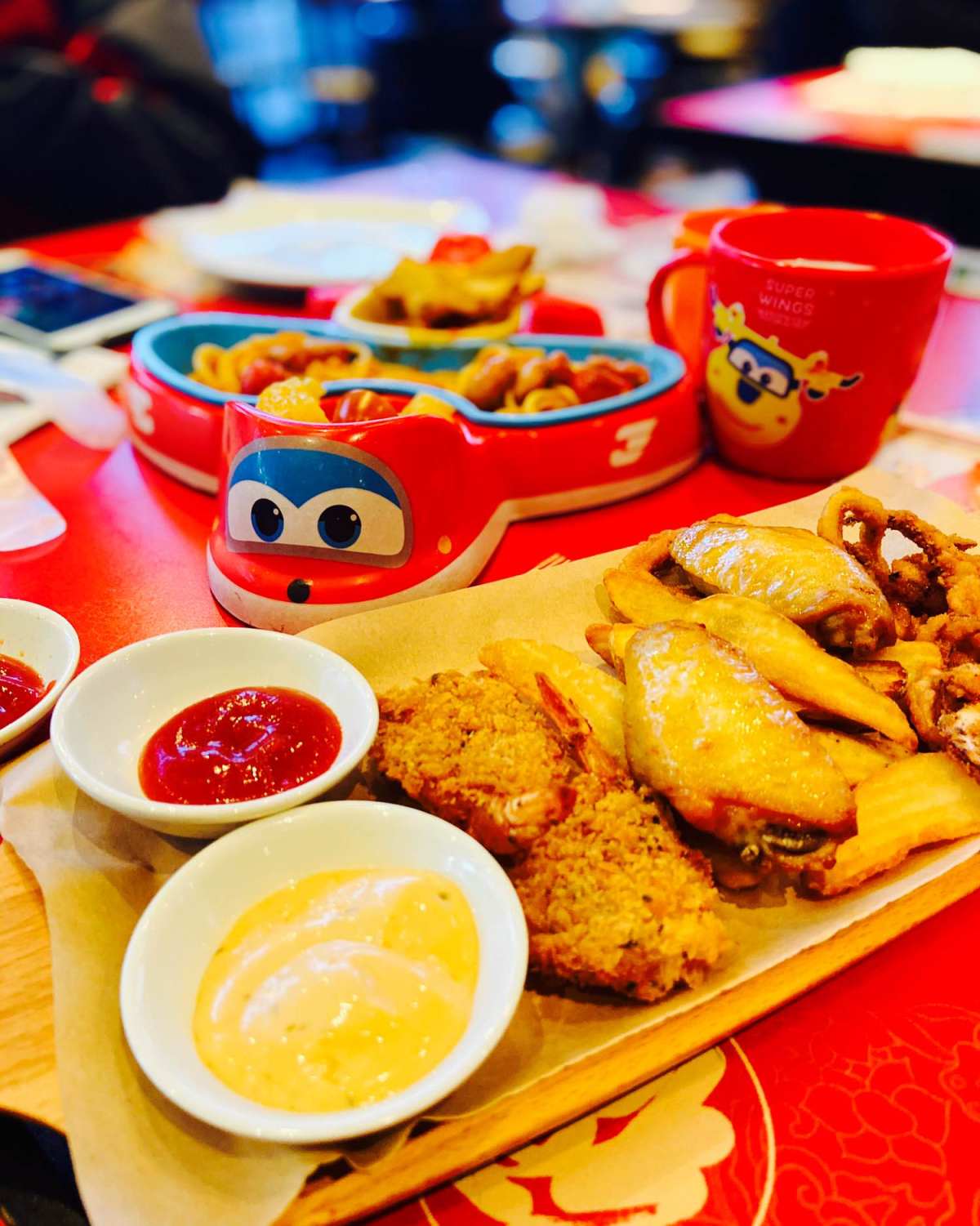 某天娃儿陪我拿快递 蓝后看到pizzahut在丰巢投放的广告