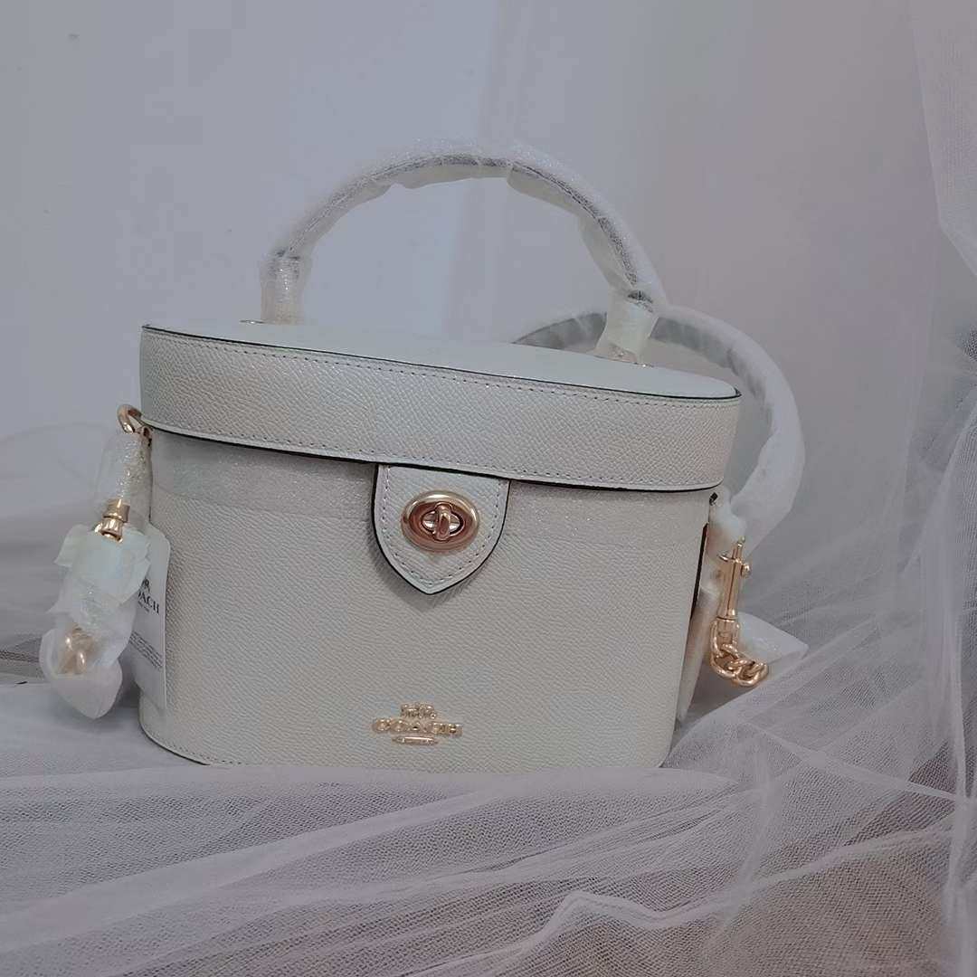 包包coach盒子包,1099包邮香水粉邂逅50ml,520包邮蔚蓝100ml,650包邮