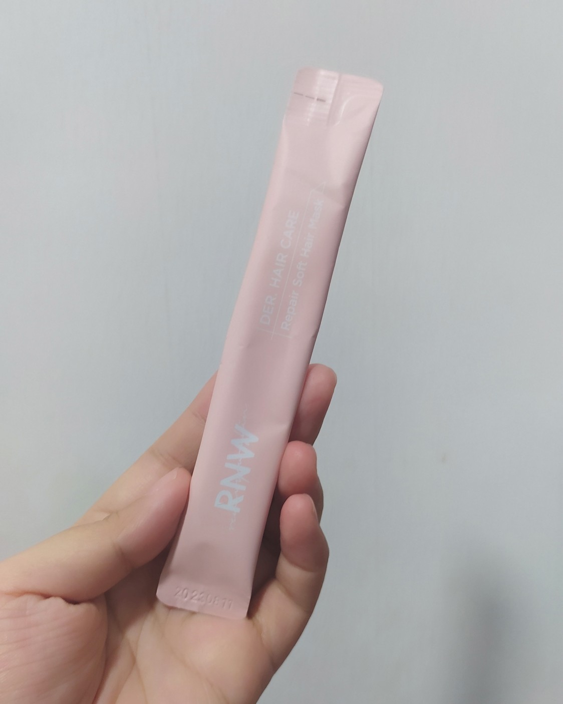 ✨RNW发膜  这个牌子发膜突然火🔥起来是因为王霏霏有，我