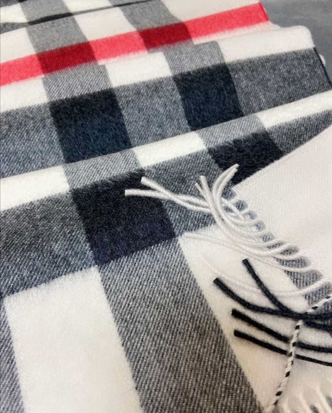 Burberry经典羊绒围巾 巴宝莉经典羊绒格纹围巾  风衣