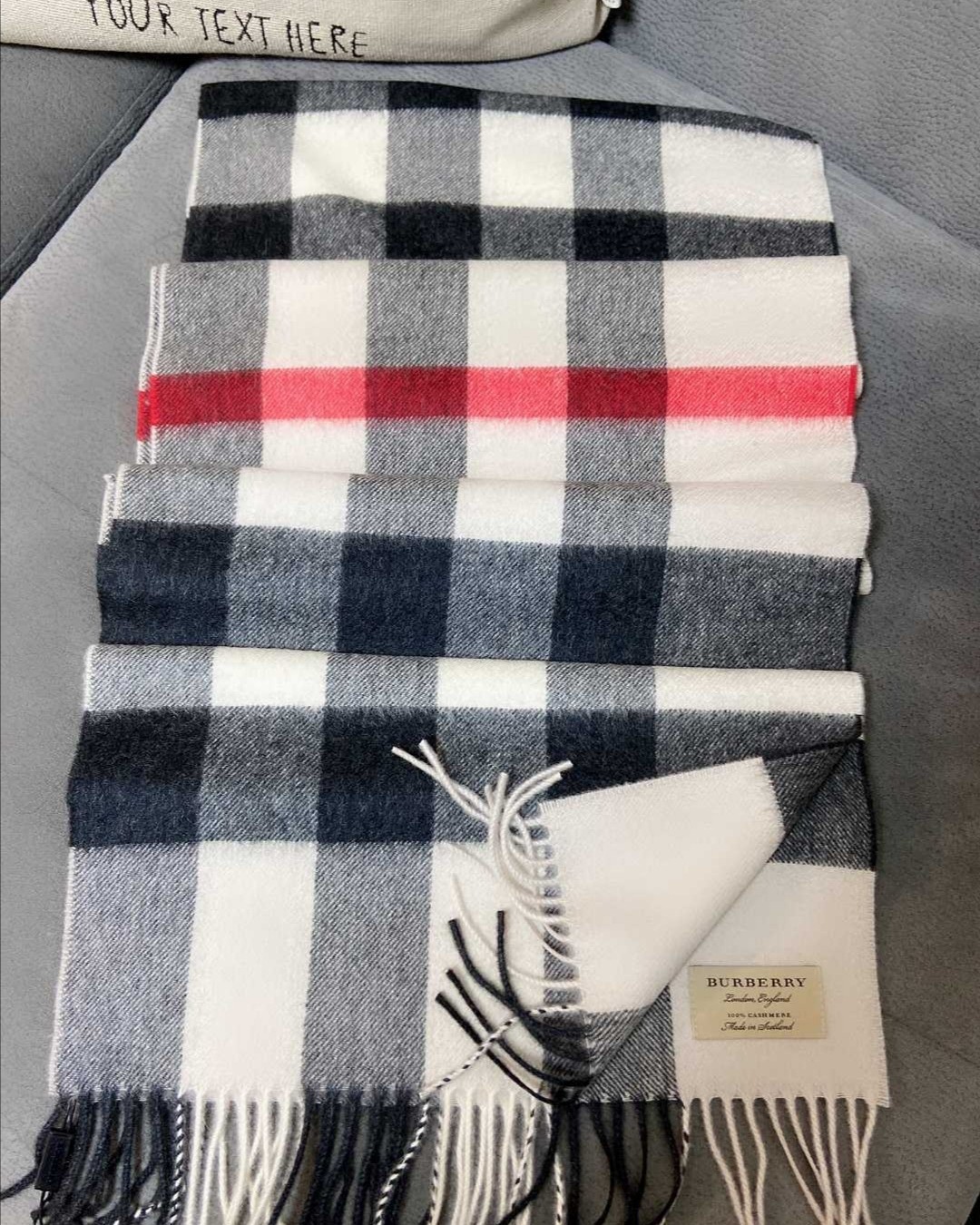 Burberry经典羊绒围巾 巴宝莉经典羊绒格纹围巾  风衣