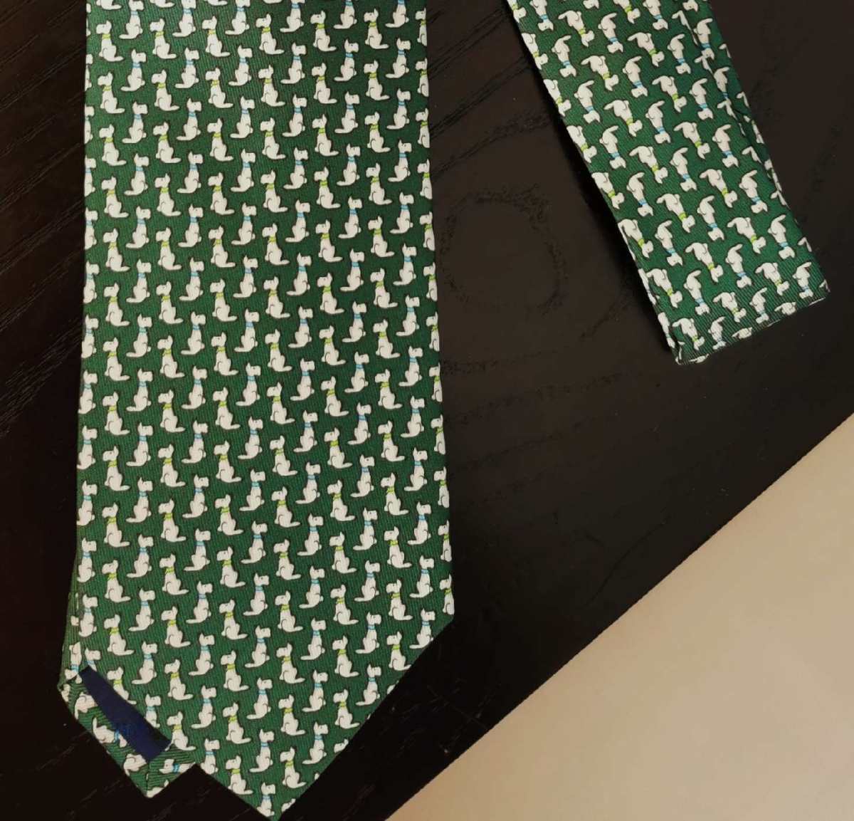 菲拉格慕领带动物系列都很有特色，之前在国外游玩的时候买过一条