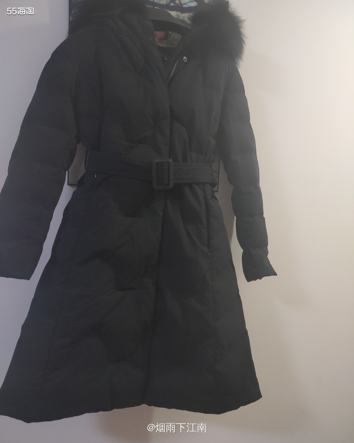 保暖神器之一一艾莱依狐狸毛领连帽羽绒服，羽绒服是冬天必备，每