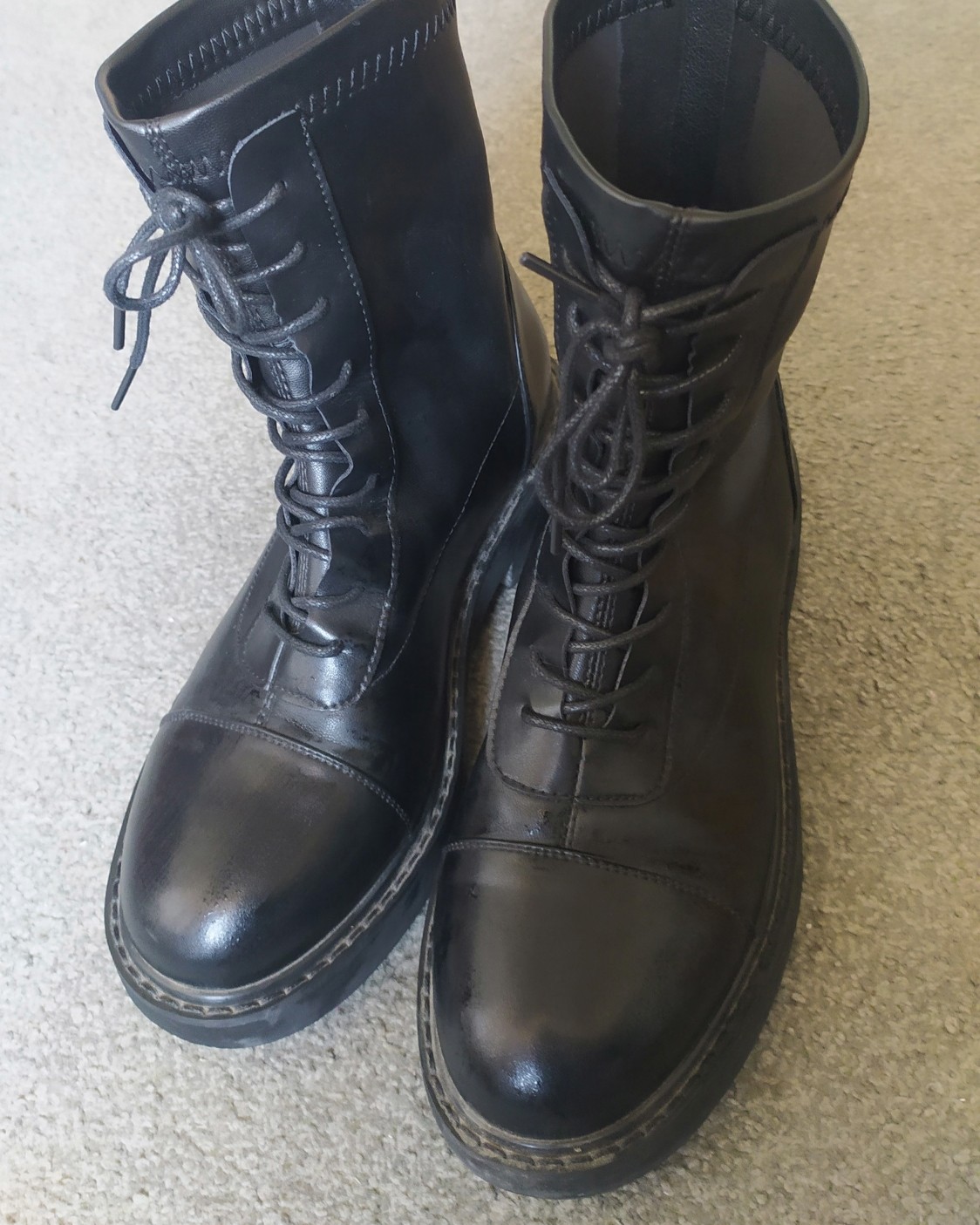 ✨保暖神器**--马丁靴  虽然深圳不需要Ugg这样的毛靴子