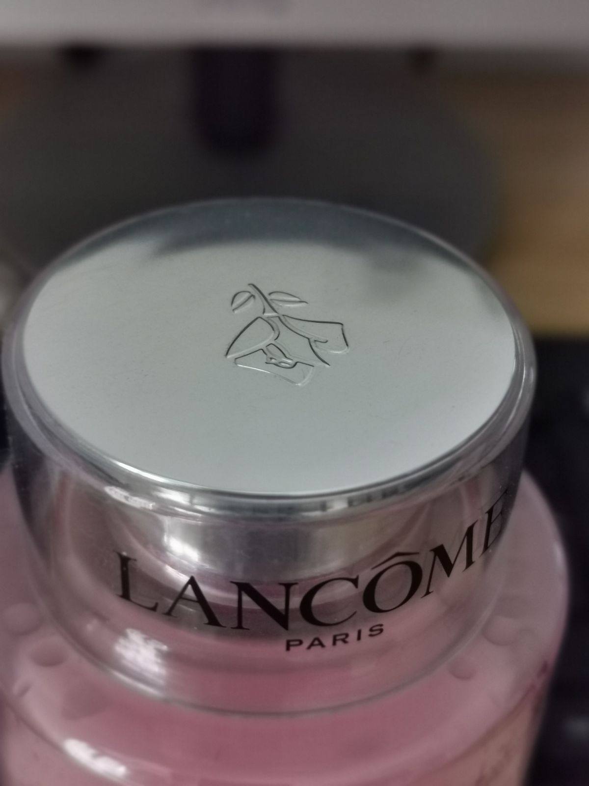 分享下使用兰蔻粉水的感受，本人脸颊两边是干，T区油，随着季节