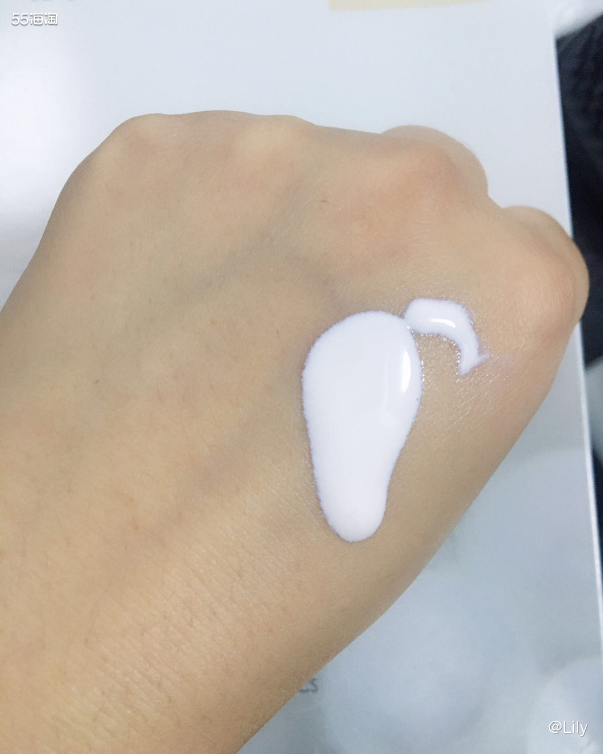 运通卡晒单之雅诗兰黛物理乳 这款霜是美版的物理，属于小银瓶系