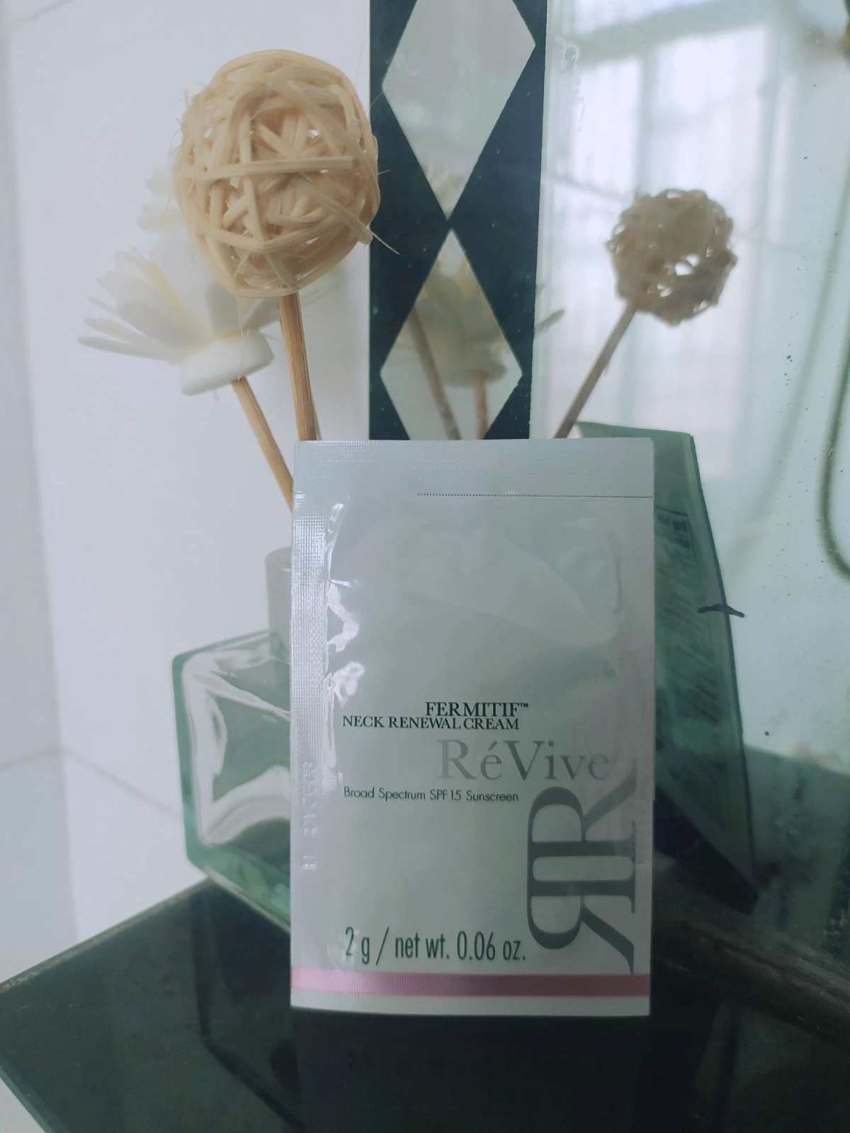 ✨Revive颈霜  今天看到社区群里的姐妹中了revive