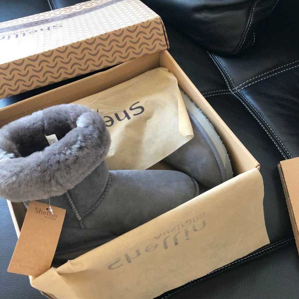 UGG靴子 真正的皮毛一体，非常非常厚实的羊毛 ，特别紧实，