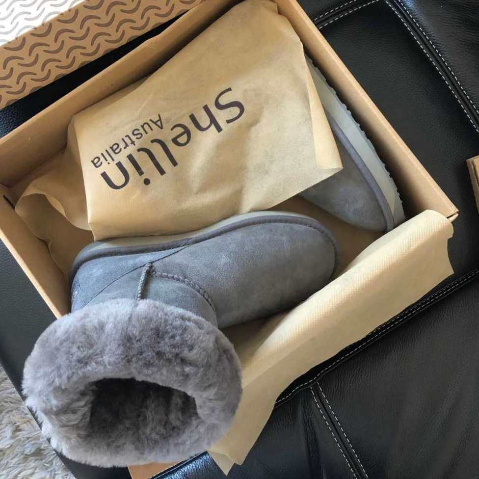 UGG靴子 真正的皮毛一体，非常非常厚实的羊毛 ，特别紧实，