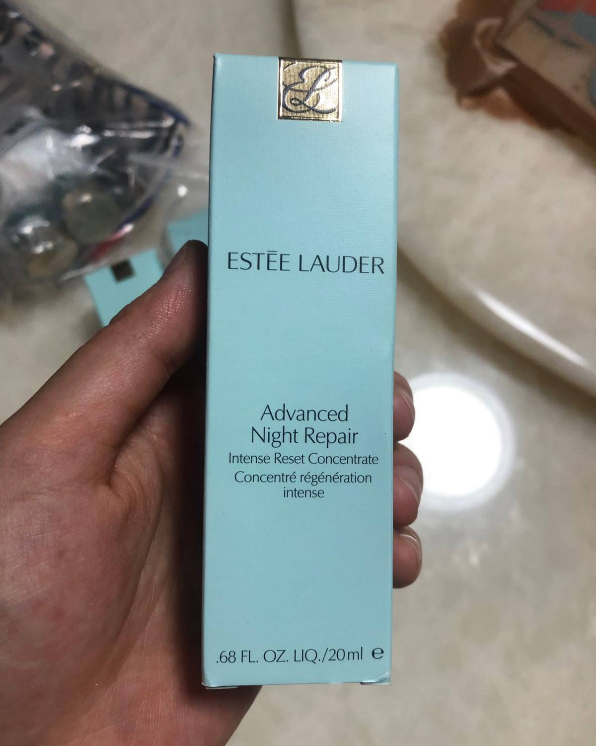 请问各位亲现在是怎样联系雅诗兰黛客服的，怎么在线客服一直是机