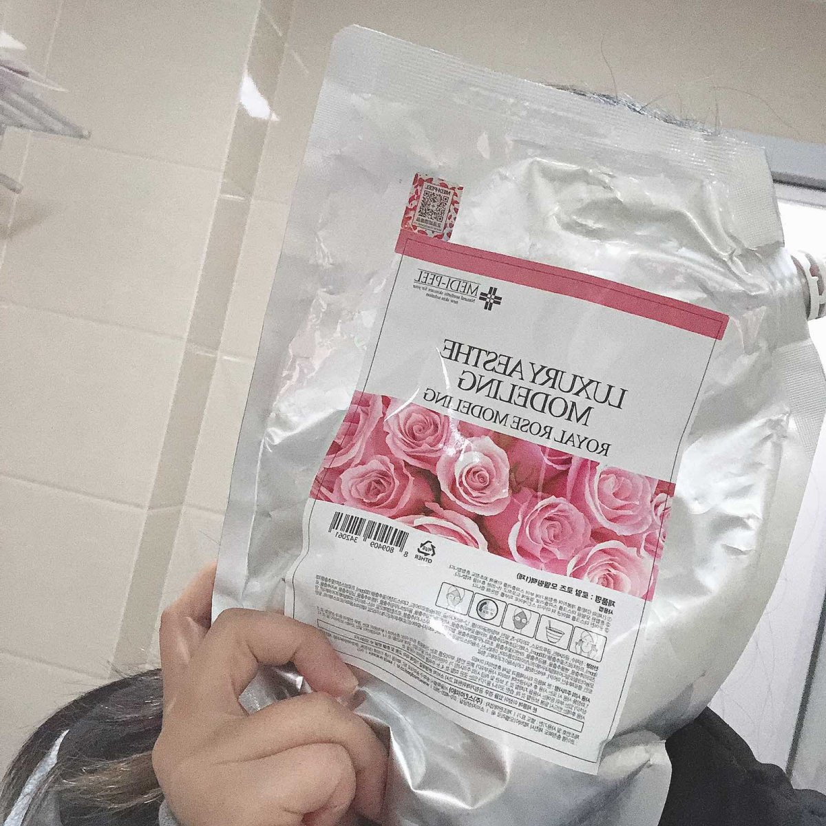 今天敷的是美蒂菲玫瑰🌹软膜 软膜不知道大家有没有听过，一般