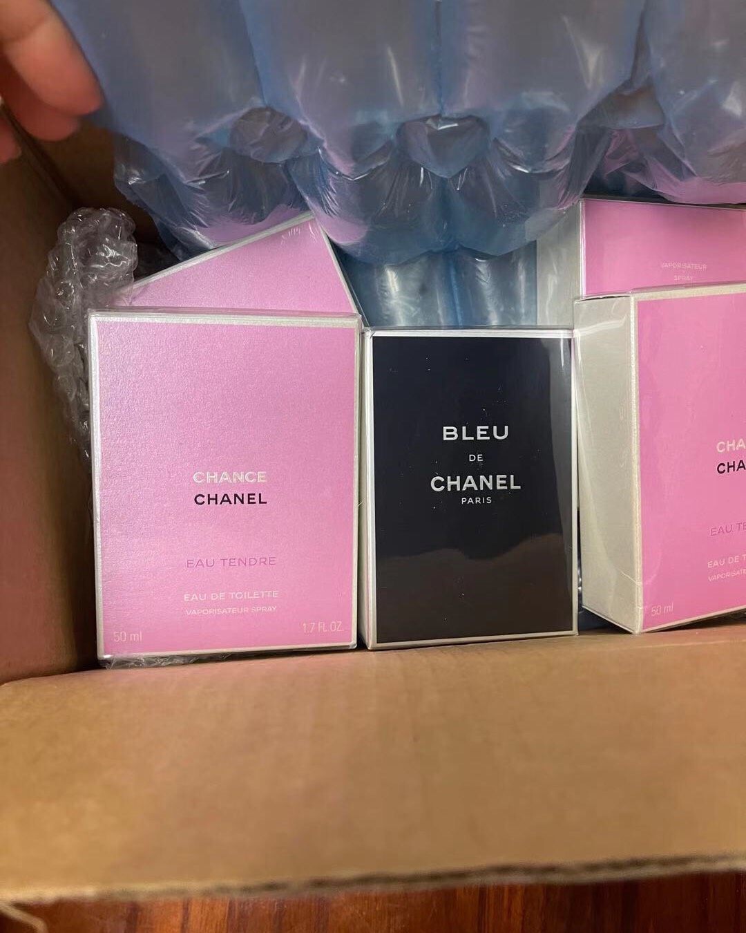 Chanel粉色邂逅➕ 蔚蓝男士香水💗 相似的人适合一起风
