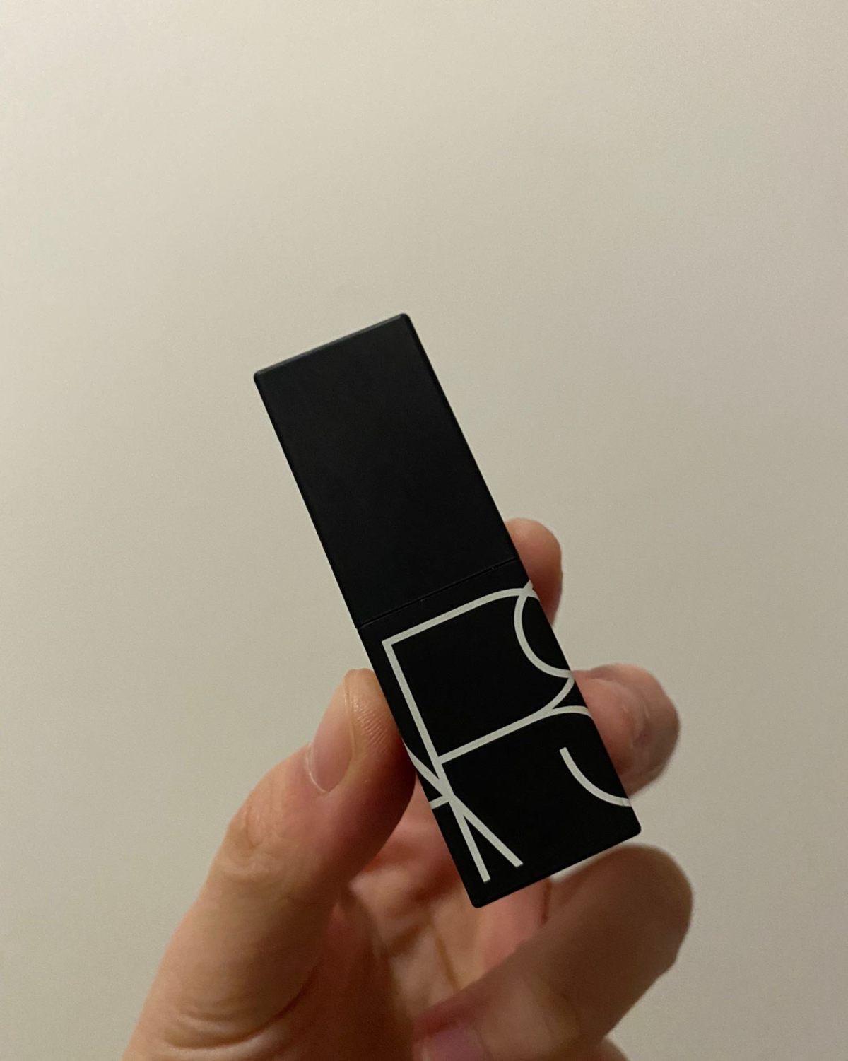 口红打卡DAY1 牌子：NARS  色号：朝下 质感：外壳磨