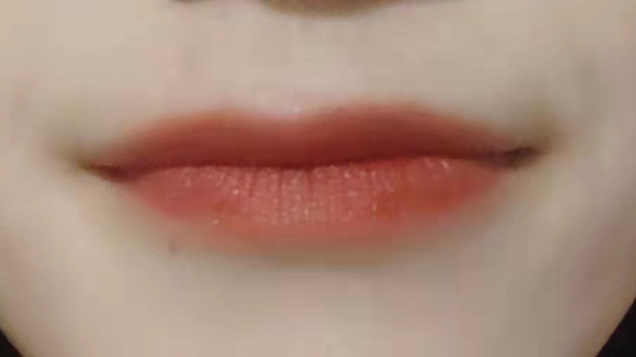 晚饭前看到新的口红💄挑战，吓得我吃完饭立马补了个口红～  