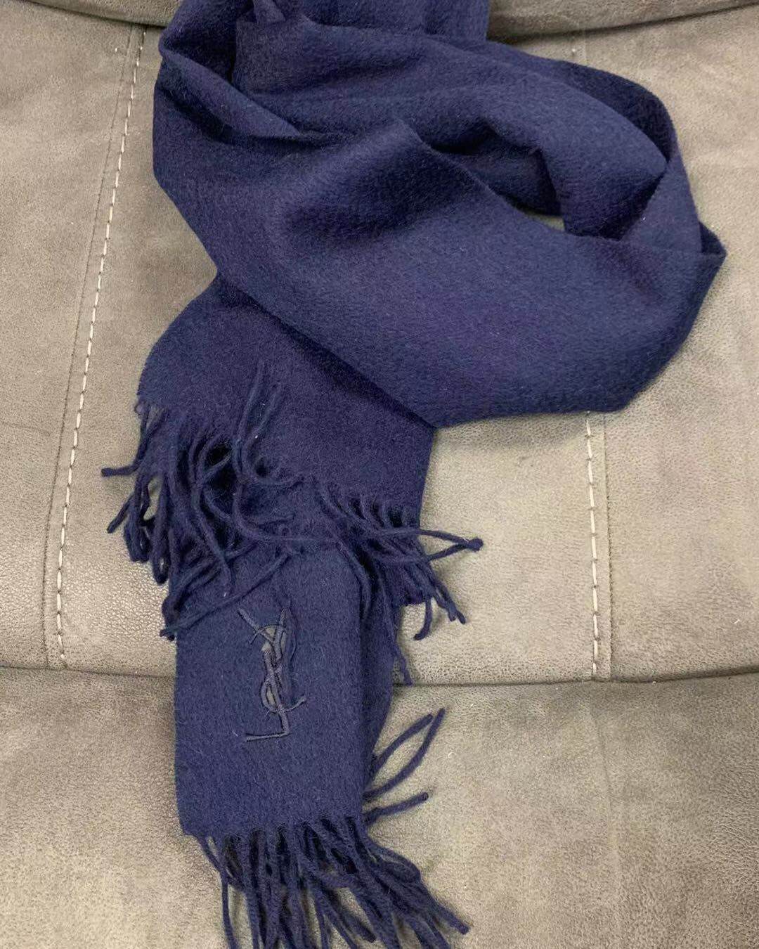 一眼喜欢上的宝蓝色+羊毛含量90%，很温暖~ 以前买围巾总是