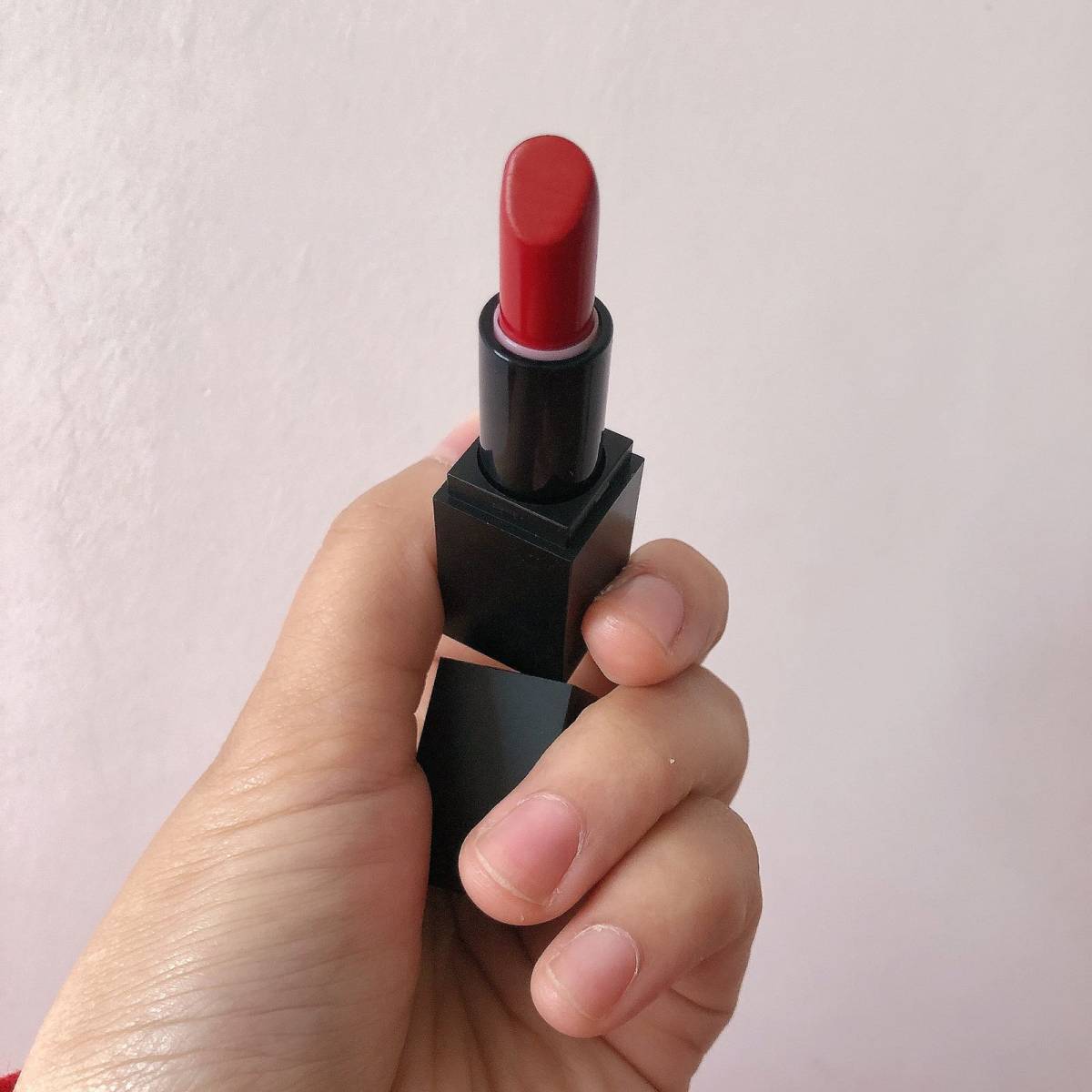 七天口红今天涂的是elle的复古正红色,颜色很鲜艳,一般要带妆厚涂适合