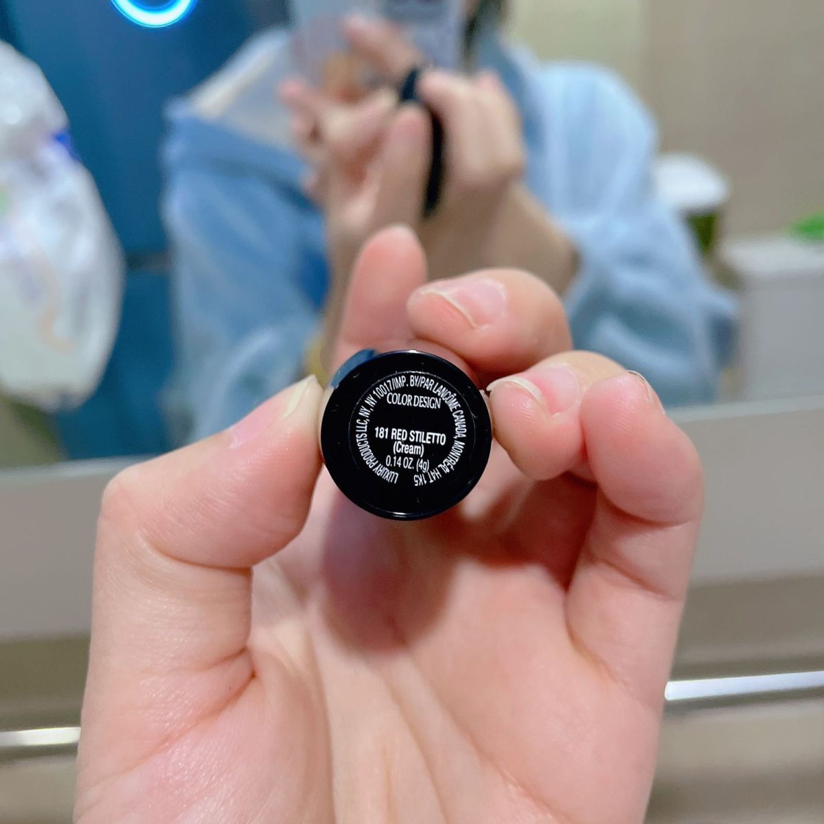 今天的是兰蔻大礼包里的181口红 比较亮眼的一个红色，带点玫