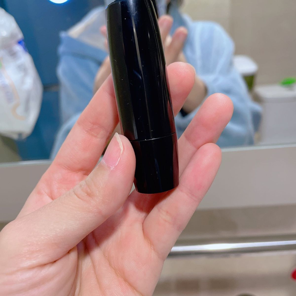 今天的是兰蔻大礼包里的181口红 比较亮眼的一个红色，带点玫