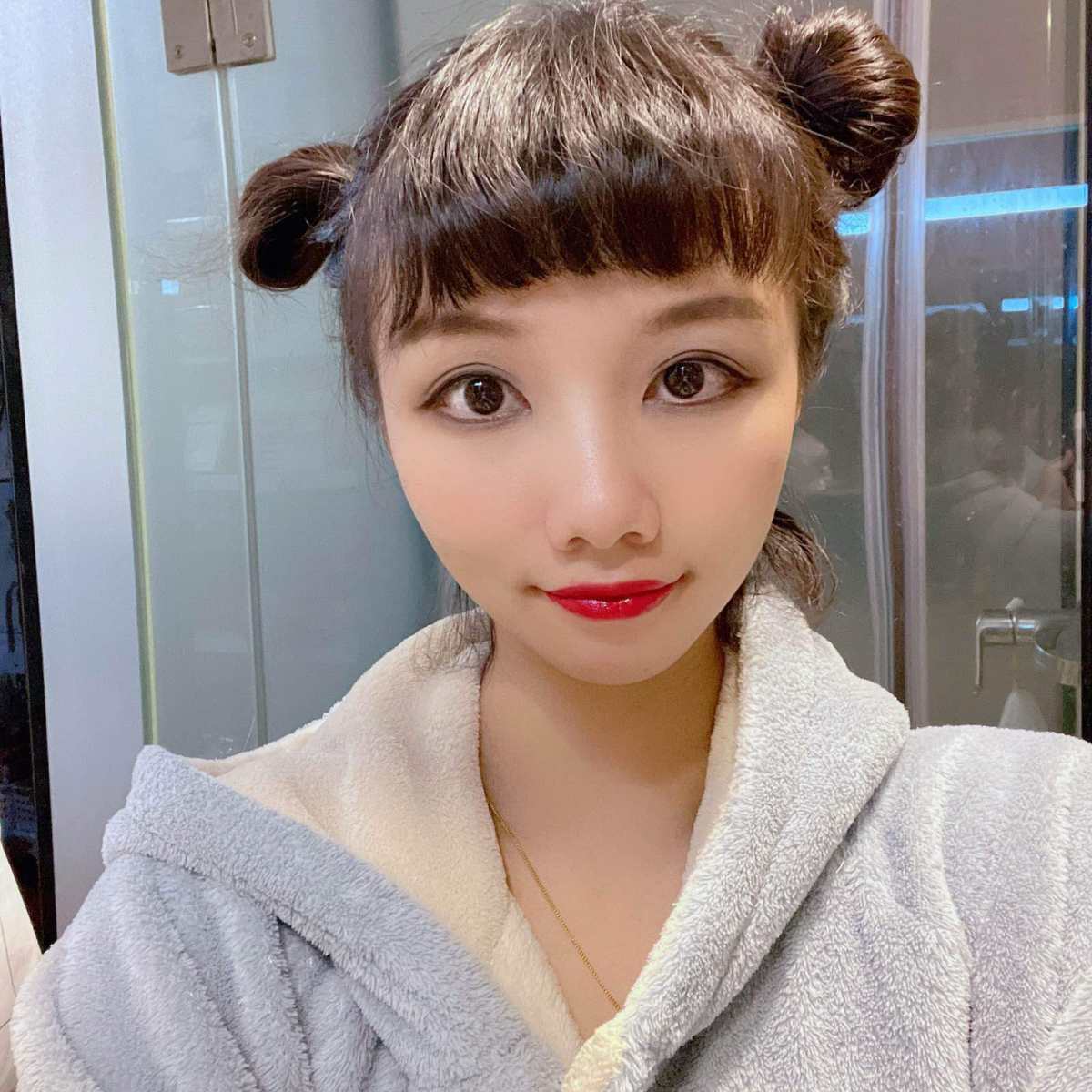 今天的是兰蔻大礼包里的181口红 比较亮眼的一个红色，带点玫
