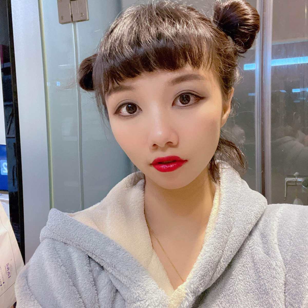 今天的是兰蔻大礼包里的181口红 比较亮眼的一个红色，带点玫