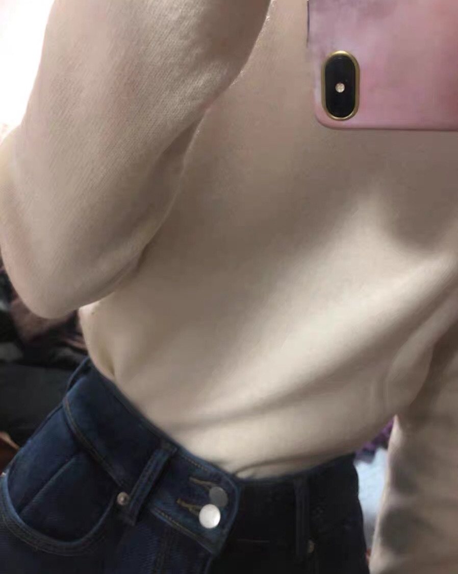 羊绒衫一般都是厚度适中要么偏薄，所以穿起来会很，不像普通毛衣