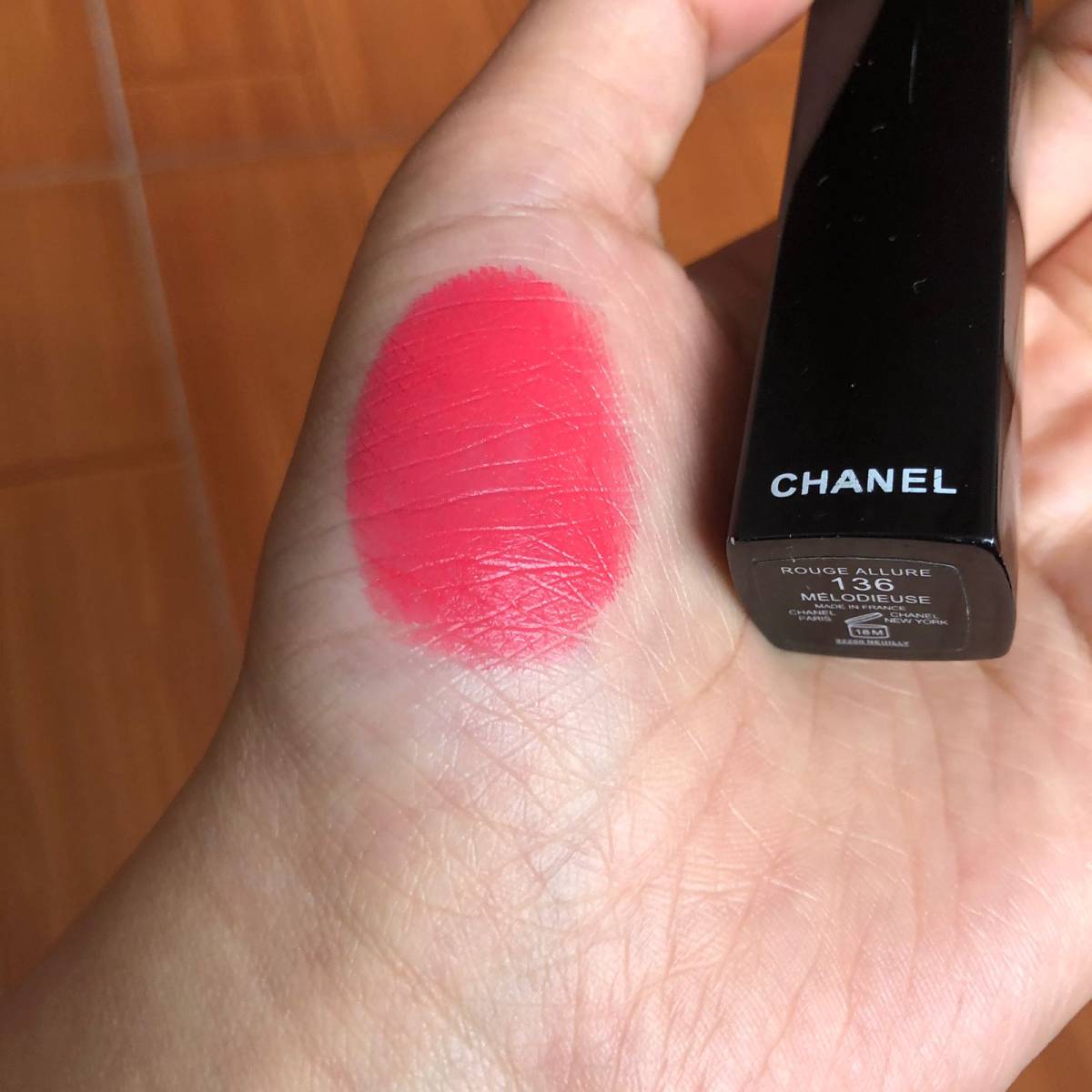 香奈儿136 💄这个颜色是那种类似芭比粉的颜色，但是要比芭