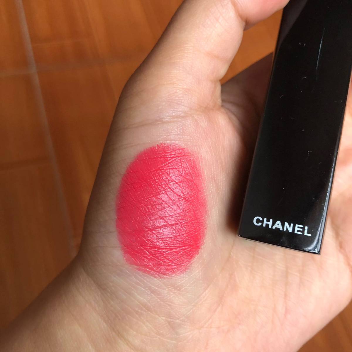 香奈儿136 💄这个颜色是那种类似芭比粉的颜色，但是要比芭