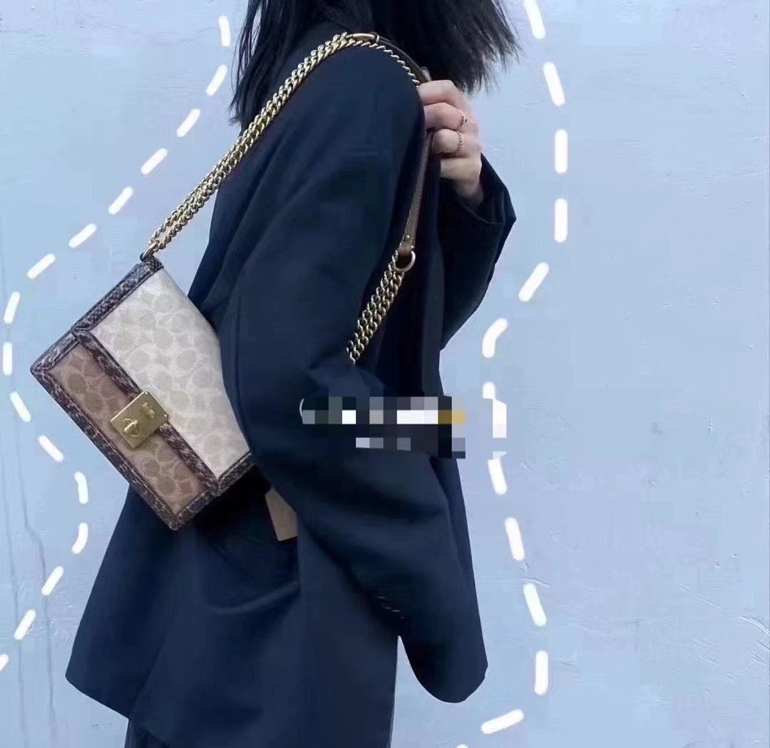 新年背新包 现货秒发💰2750 Coach蛇纹hutton