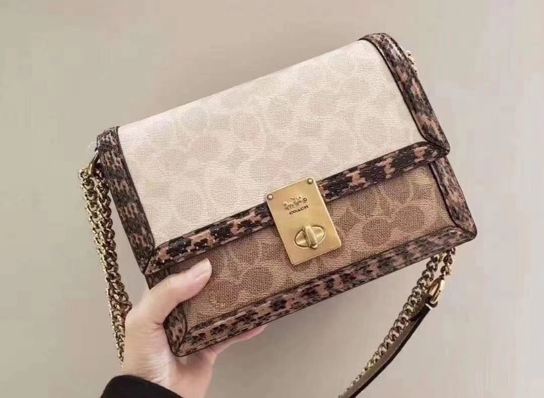 新年背新包 现货秒发💰2750 Coach蛇纹hutton