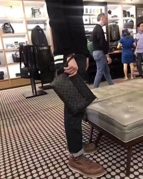 这个男款大手包发货了。整挺好看，国内好贵。 coach男士手