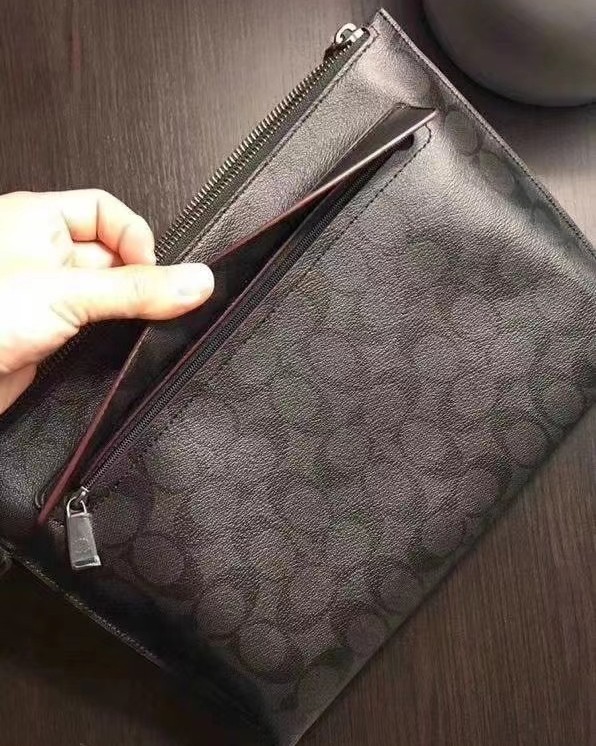 这个男款大手包发货了。整挺好看，国内好贵。 coach男士手