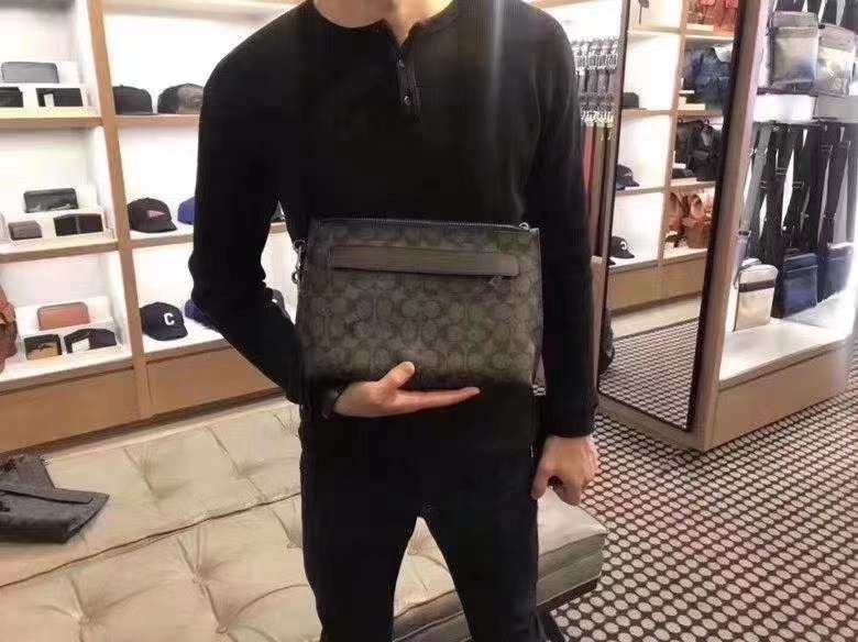 这个男款大手包发货了。整挺好看，国内好贵。 coach男士手
