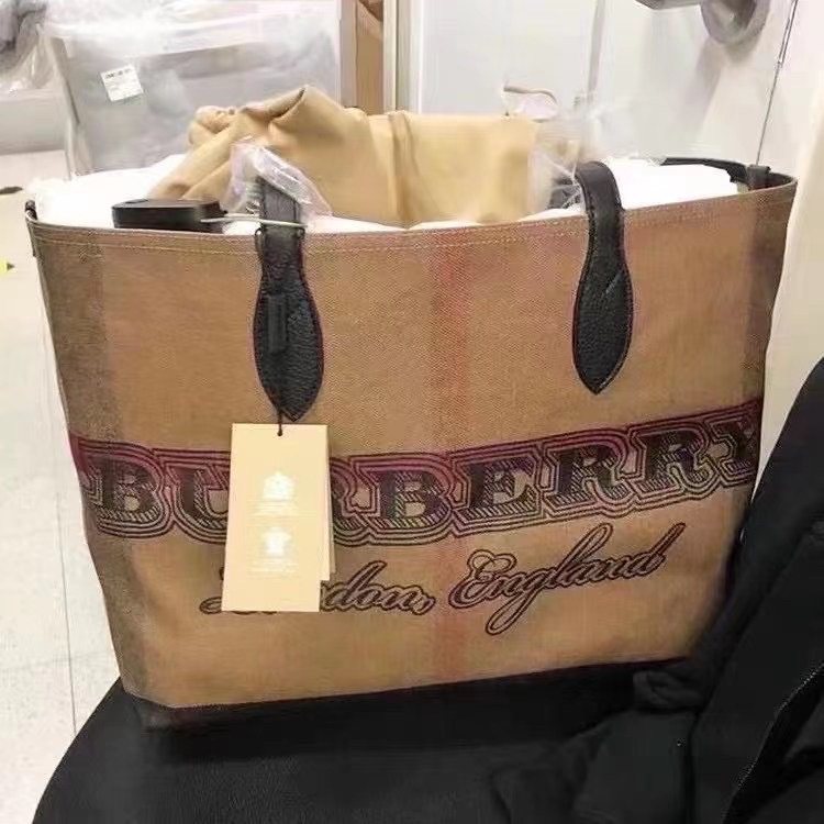 现货特价💰2799包邮 Burberey巴宝莉托特包。可双
