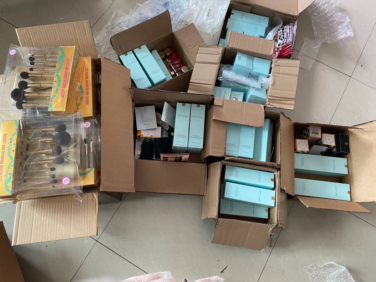 24开箱,今日到货9件,2件是丝芙兰的化妆刷套装,25美金一套入手,一套8