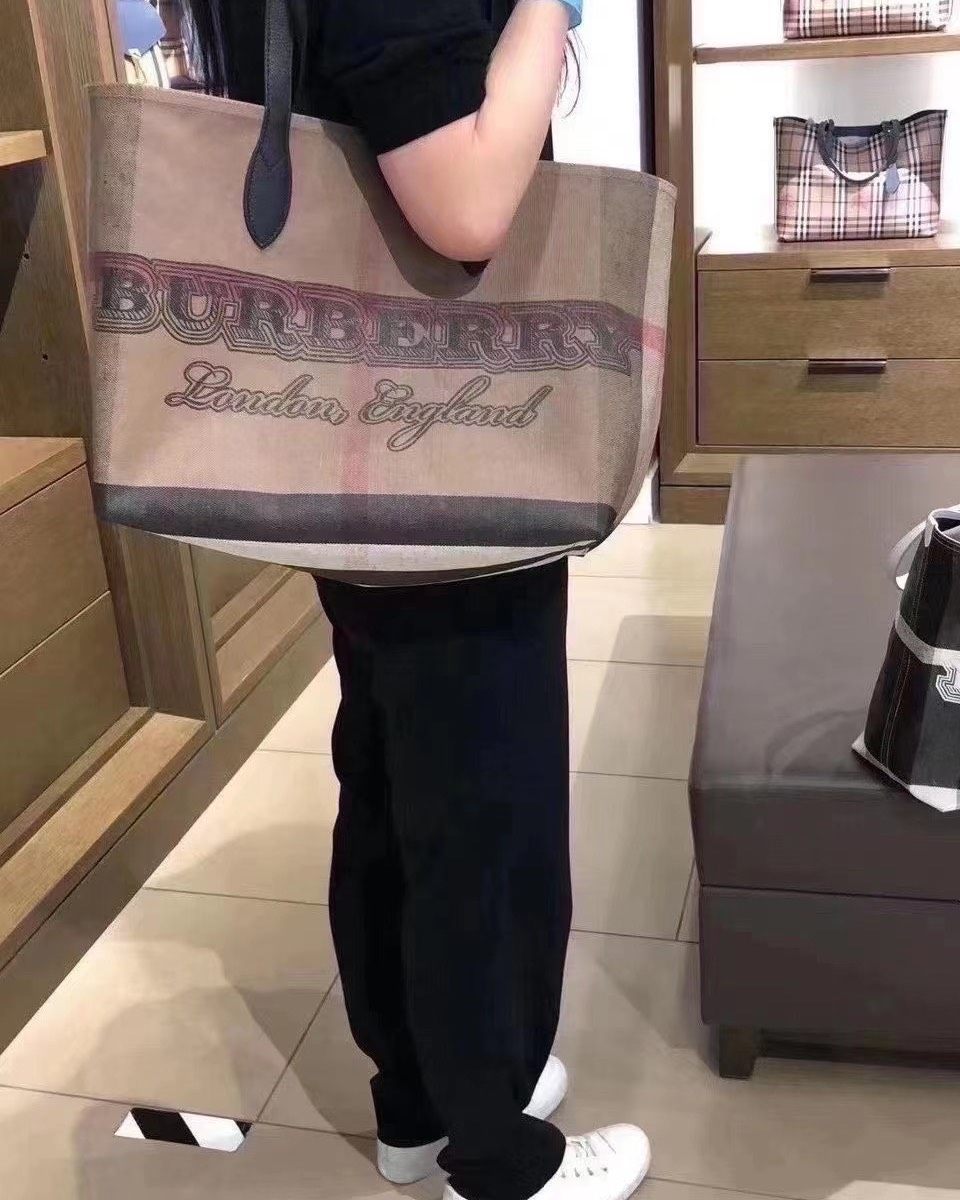 现货特价💰2799包邮 Burberey巴宝莉托特包。可双