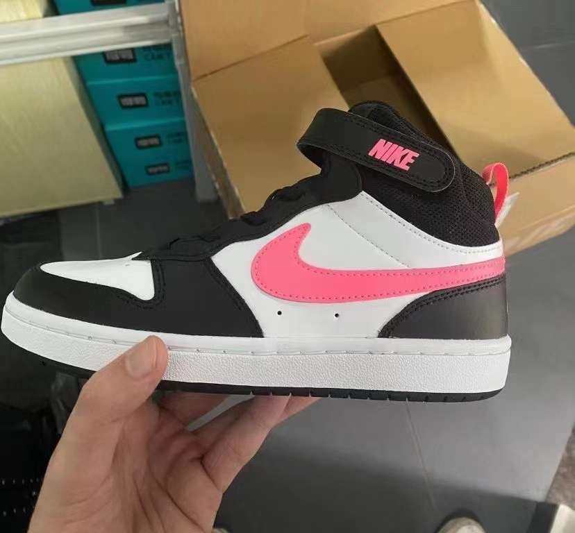 路上走着nnn多双这个nike高邦黑粉白，年前不知道能不能到