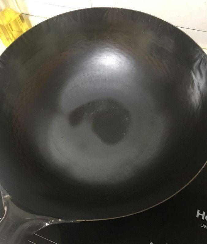 有了上一次购买雪平锅的经验，最近有看上一个手打的铁锅，日本山