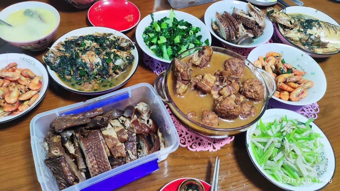 啃老族的年夜饭  提前一天就开吃了。酱鹅，肉丸，虾，牛肉，桂