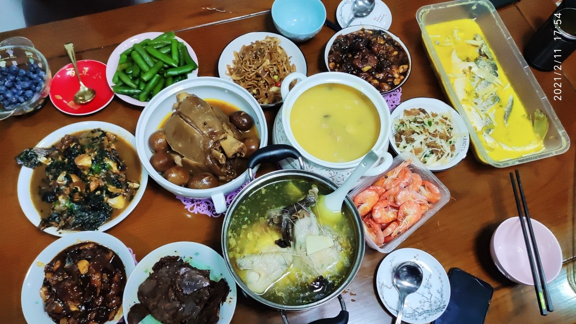 啃老族的年夜饭  提前一天就开吃了。酱鹅，肉丸，虾，牛肉，桂