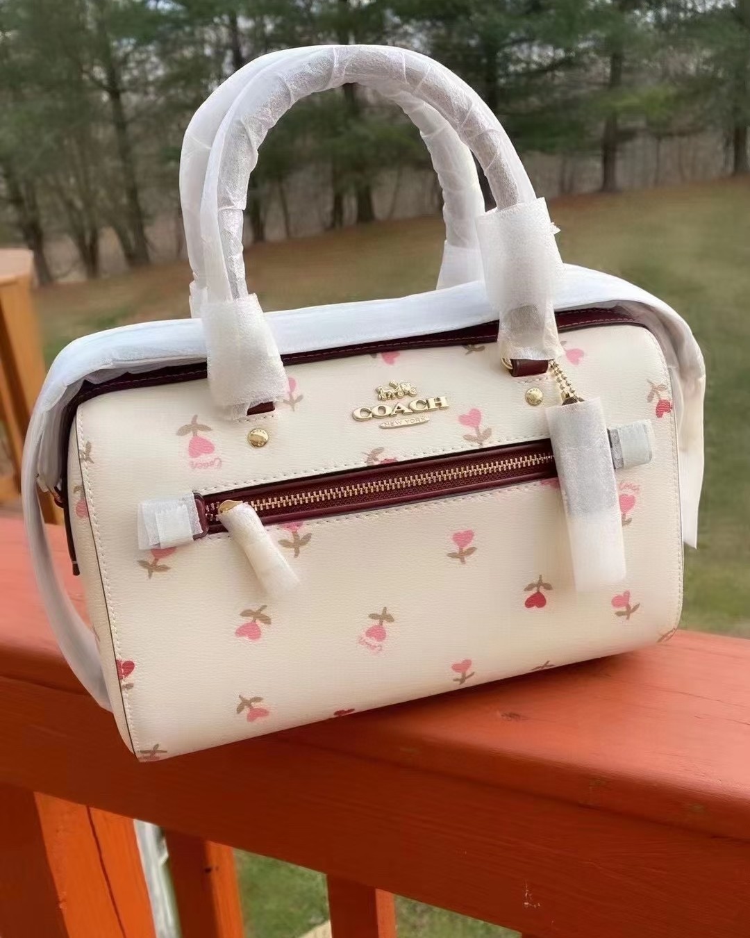 奥莱的爱心托特发货了。价格应该最划算了，果断充了。 过了一个