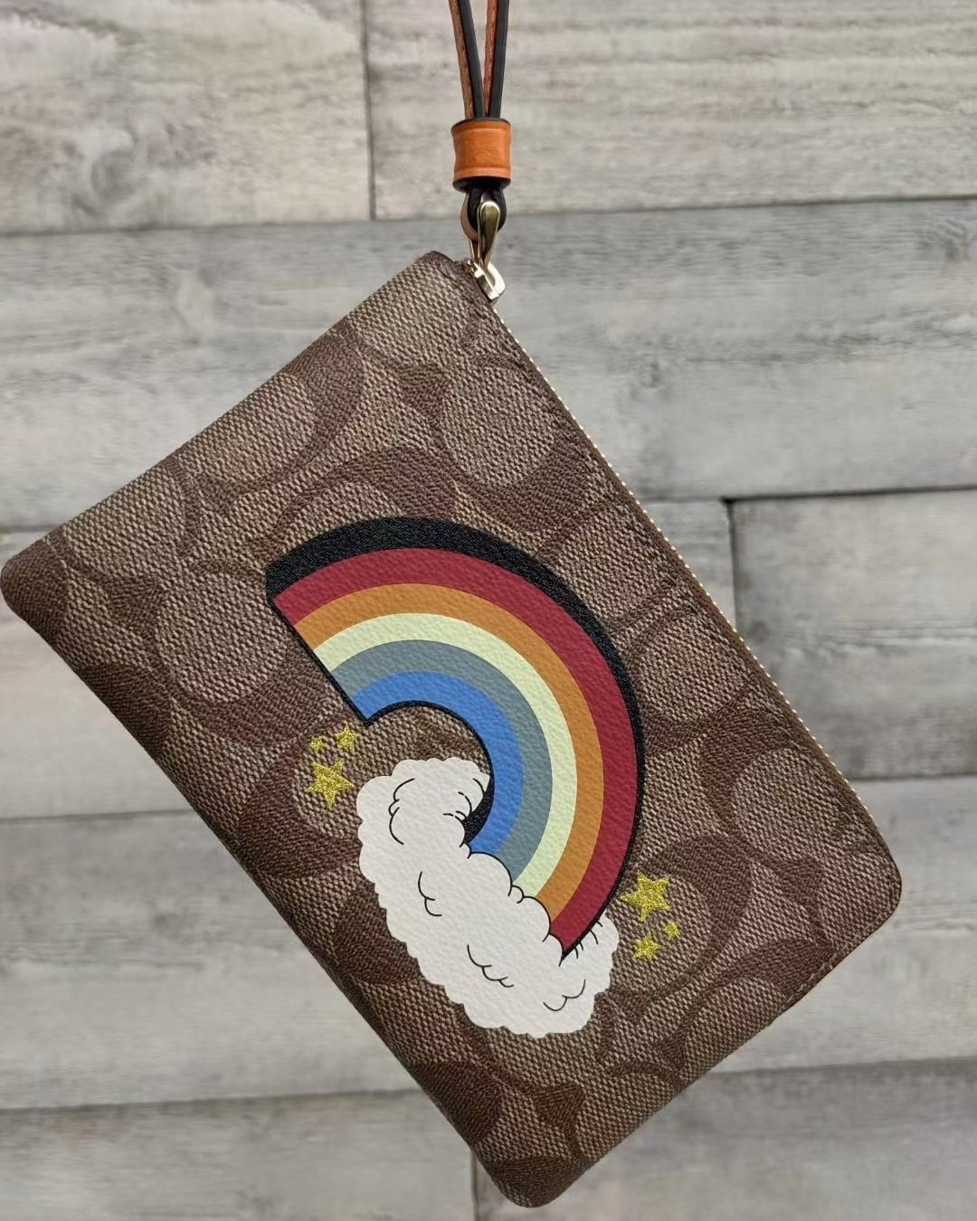 奥莱的爱心托特发货了。价格应该最划算了，果断充了。 过了一个