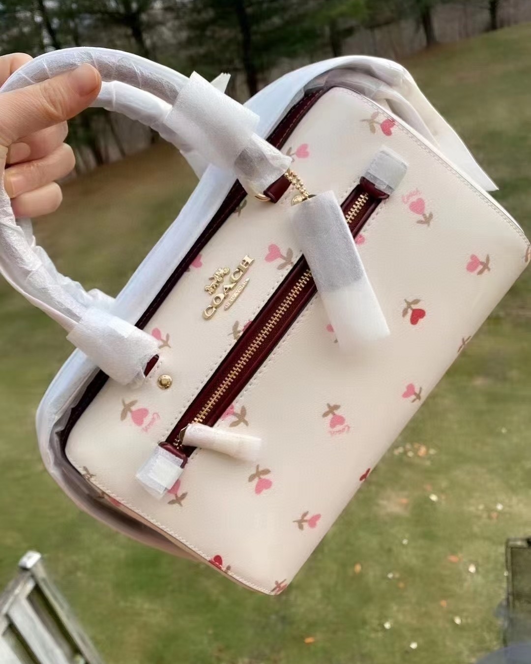 奥莱的爱心托特发货了。价格应该最划算了，果断充了。 过了一个