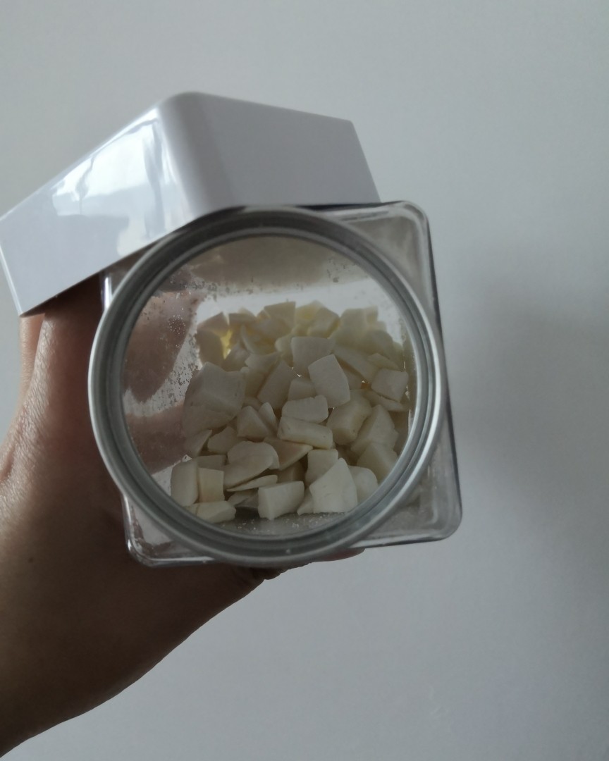 春节年货清单，椰味小零食 两个好吃的小零食。 第一个是春光小