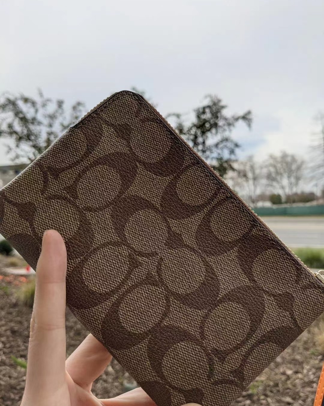 奥莱的爱心托特发货了。价格应该最划算了，果断充了。 过了一个